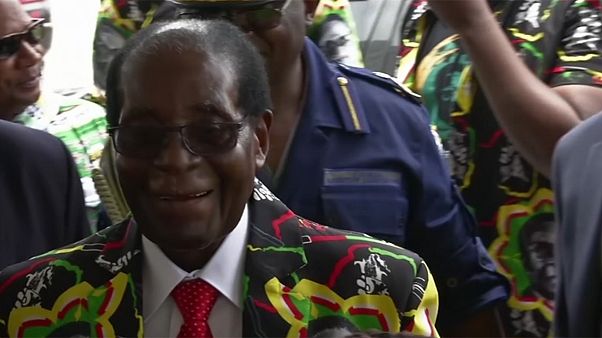 Zimbabve'nin 92 yaşındaki Cumhurbaşkanı Mugabe yeniden aday Zimbabve'nin 92 yaşındaki Cumhurbaşkanı Mugabe yeniden aday