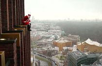 Santa Claus deja las chimeneas y escala un rascacielos en Berlín