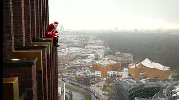 برلين: بابا نويل يوزع الهدايا عبر ناطحة سحاب