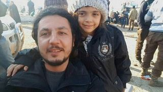 Kimenekült Aleppóból a világnak üzeneteket küldő kislány