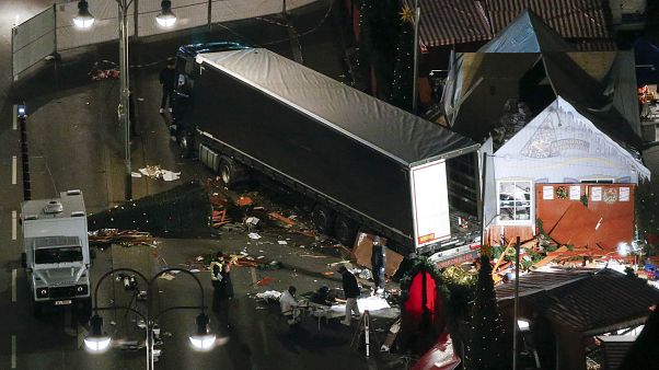 12 mortos e mais de 50 feridos em ataque com um camião no centro de Berlim 12 mortos e mais de 50 feridos em ataque com um camião no centro de Berlim