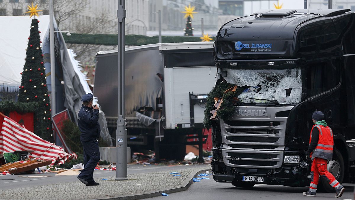 پلیس آلمان: حمله به بازارچه نوئل در برلین، یک حمله عمدی و احتمالا تروریستی بوده است