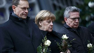 Merkel associa-se a gestos de condolências pelas vítimas de Berlim