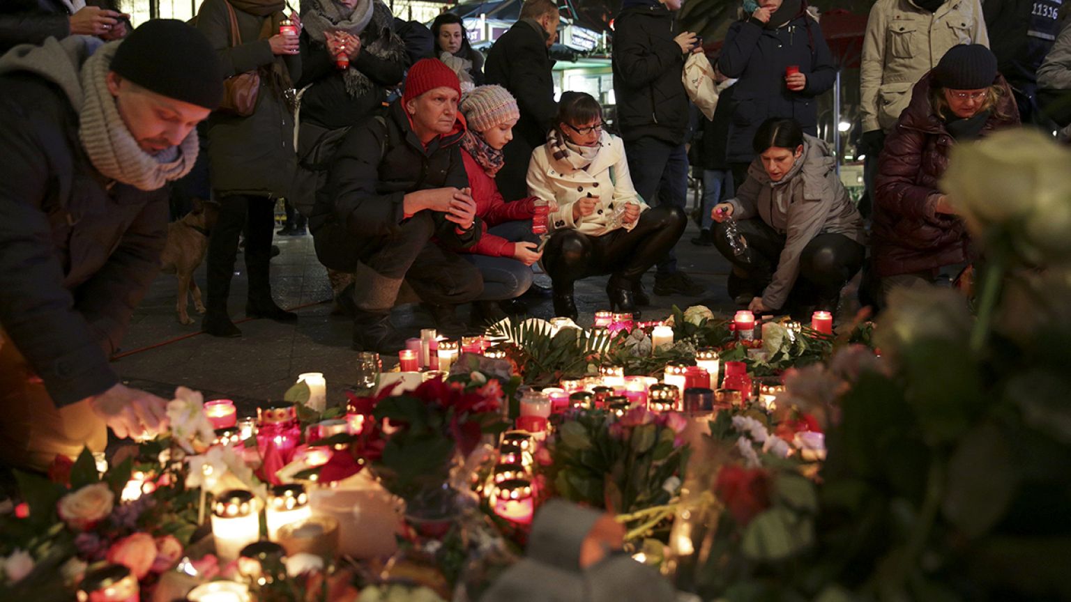 Alemães prestam homenagem às vítimas do ataque no mercado de Natal de Berlim
