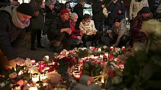 Alemães prestam homenagem às vítimas do ataque no mercado de Natal de Berlim