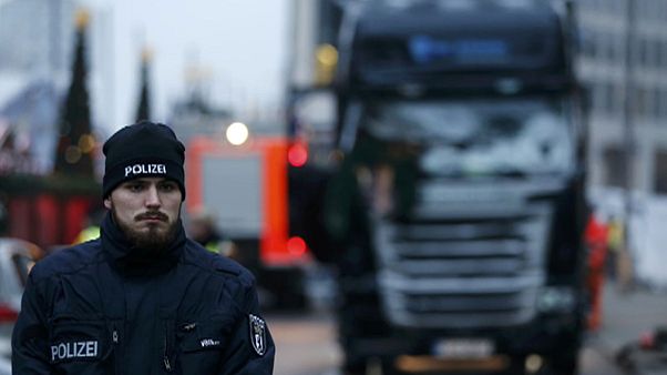 Έναν Τυνήσιο αναζητούν οι γερμανικές αρχές για την επίθεση στο Βερολίνο Έναν Τυνήσιο αναζητούν οι γερμανικές αρχές για την επίθεση στο Βερολίνο