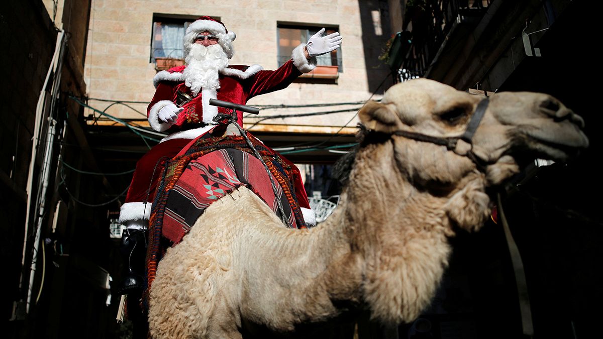 Gerusalemme: Babbo Natale arriva su un cammello
