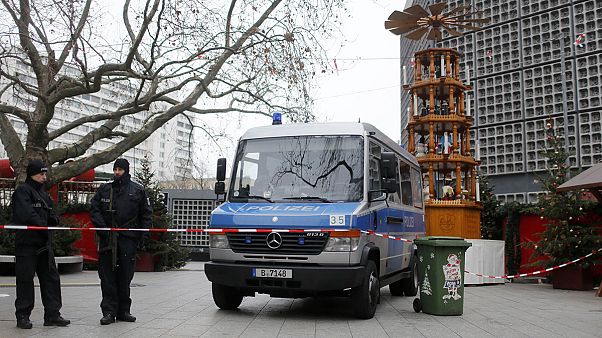 Alman polisi Berlin saldırısıyla ilgili yeni bir şüpheliyi arıyor Alman polisi Berlin saldırısıyla ilgili yeni bir şüpheliyi arıyor