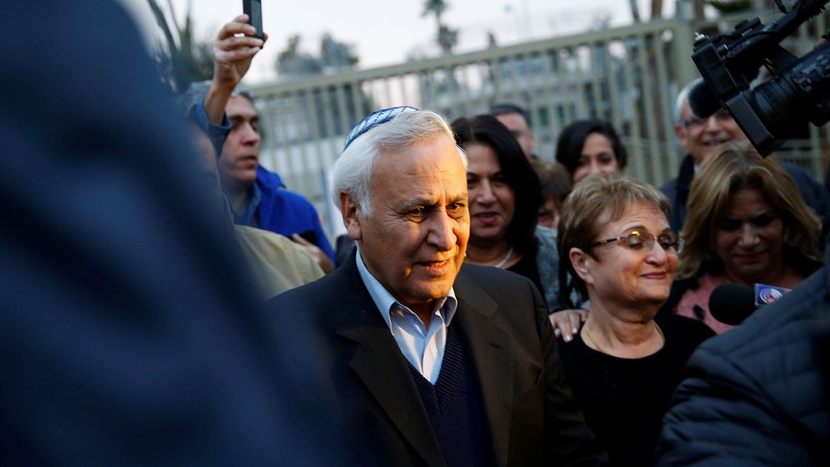 Feltételesen szabadlábra engedték a volt izraeli elnököt