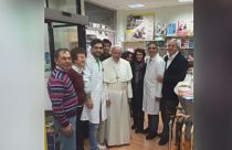 Papa Francesco a spasso per Roma, fotografato in un negozio di ortopedia