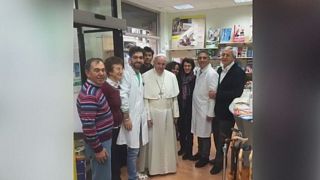 Papa surpreende com visita a loja de calçado