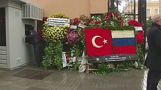 ادای احترام به سفیر ترور شدۀ روسیه در کنسولگری این کشور در استانبول
