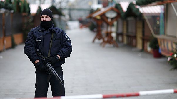 Ανθρωποκυνηγητό για τον εντοπισμό του υπόπτου της επίθεσης στο Βερολίνο Ανθρωποκυνηγητό για τον εντοπισμό του υπόπτου της επίθεσης στο Βερολίνο