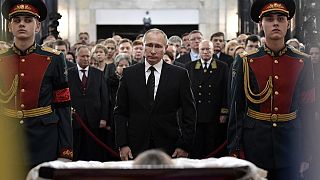ادای احترام مقامات بلندپایه روسیه به آندری کارلف، سفیر کشته شدۀ این کشور