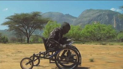 Au Kenya, un jeune entrepreneur lance le tout premier fauteuil roulant tout terrain