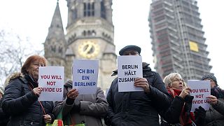 Flüchtlinge und Berliner singen an der Gedächtniskirche
