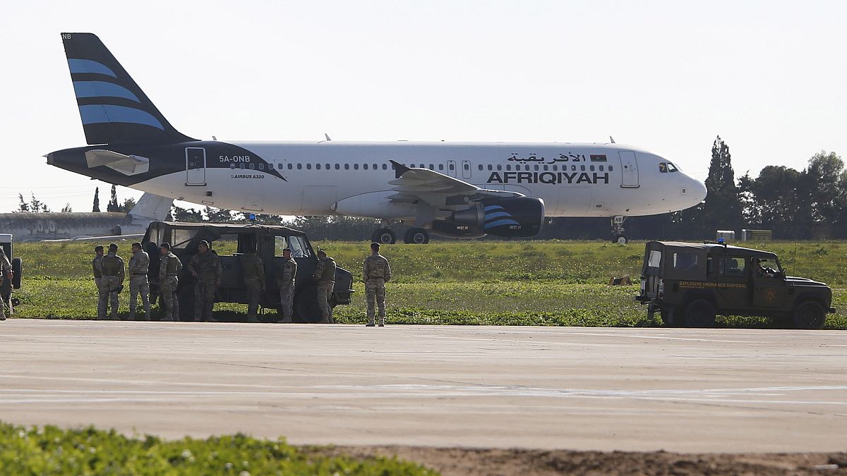 Liberadas la mayoría de las 118 personas a bordo de un avión libio secuestrado y desviado a Malta, según primer ministro