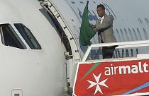 خاطفا الطائرة الليبية يسلمان نفسيهما واسلحتهما مزيفة