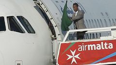 Dos libios proGadafi desvían un avión a Malta y se entregan tras liberar a los pasajeros