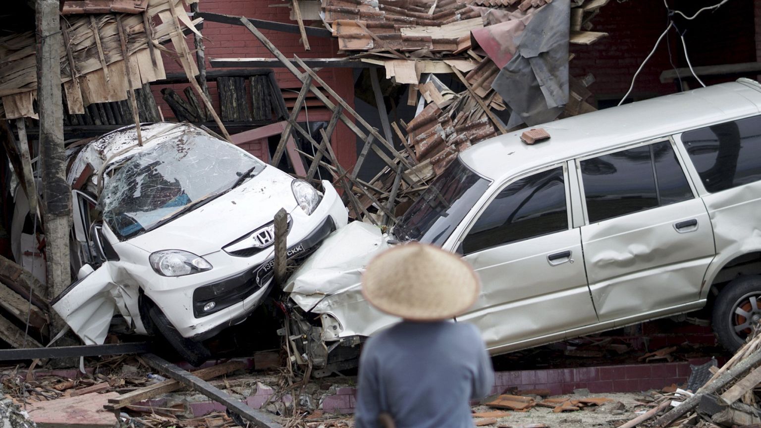 Image: Tsunami hits Sunda Strait in Western Indonesia