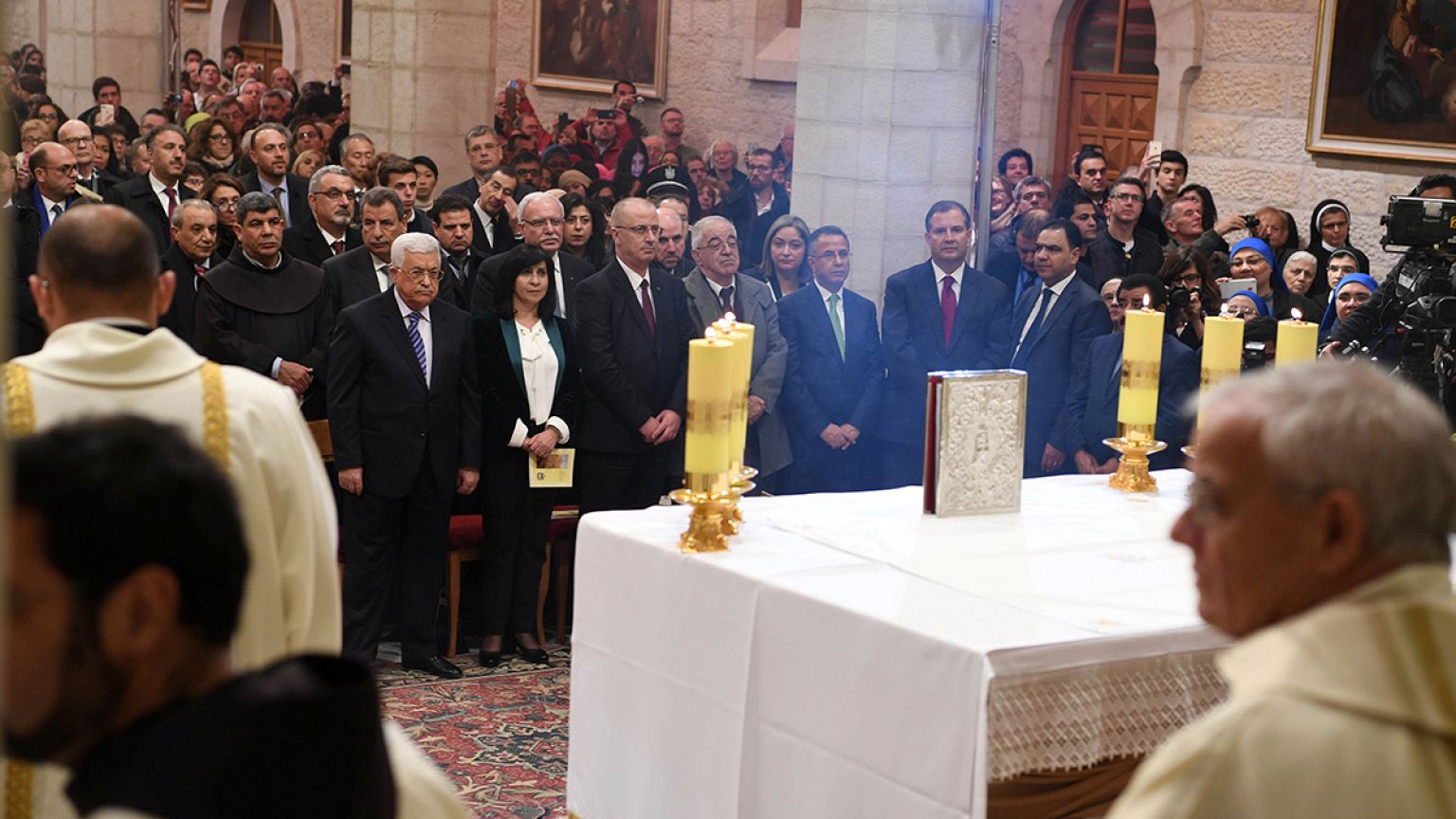 Miles de personas asisten a la Misa del Gallo en la basílica de la Natividad de Belén