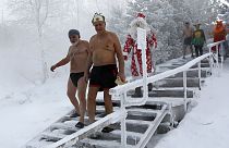 رفع انخاب الميلاد تحت الماء في سيبيريا