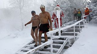 رفع انخاب الميلاد تحت الماء في سيبيريا