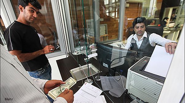 قیمت دلار بالای ۴۱۰۰ تومان و صدور مجوز معامله ارز به نرخ آزاد در بانک ها قیمت دلار بالای ۴۱۰۰ تومان و صدور مجوز معامله ارز به نرخ آزاد در بانک ها
