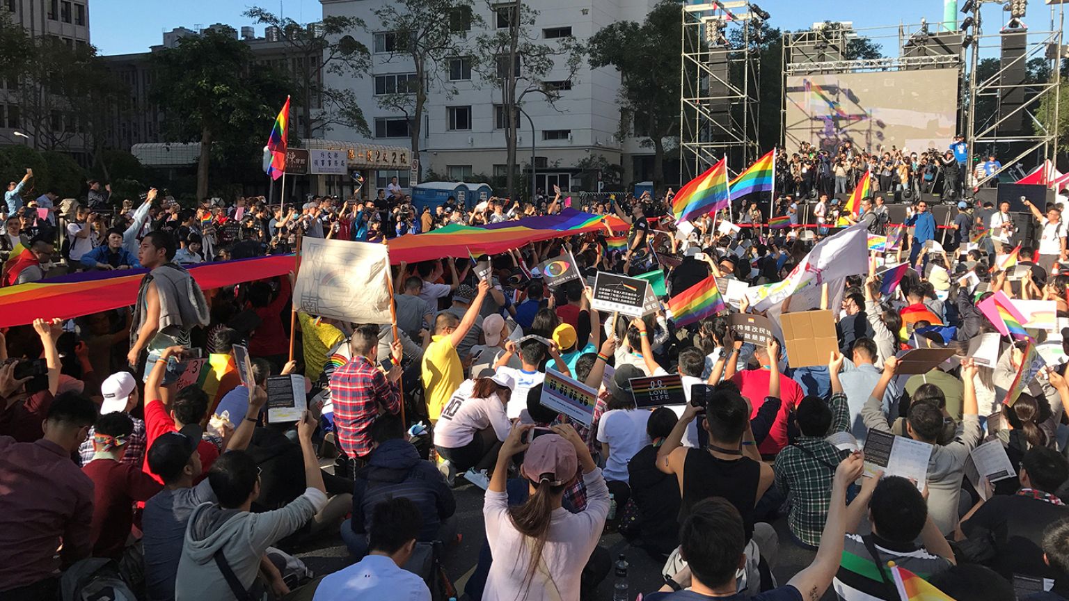 تظاهرات موافقان و مخالفان ازدواج همجنسگرایان در تایوان