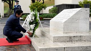 رئيس وزراء اليابان في بيرل هاربور ترحما على أرواح ضحايا هجوم 1941م
