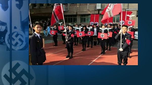Schüler als Nazis verkleidet: Rektor tritt zurück Schüler als Nazis verkleidet: Rektor tritt zurück
