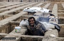 Durmiendo en tumbas para protegerse del frío en Teherán