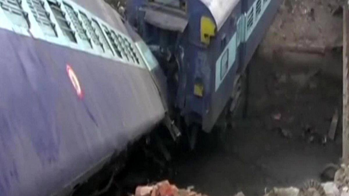 Индия: пассажирский поезд сошёл с рельсов