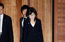 Japonya savunma bakanı tartışmalı tapınağı ziyaret etti