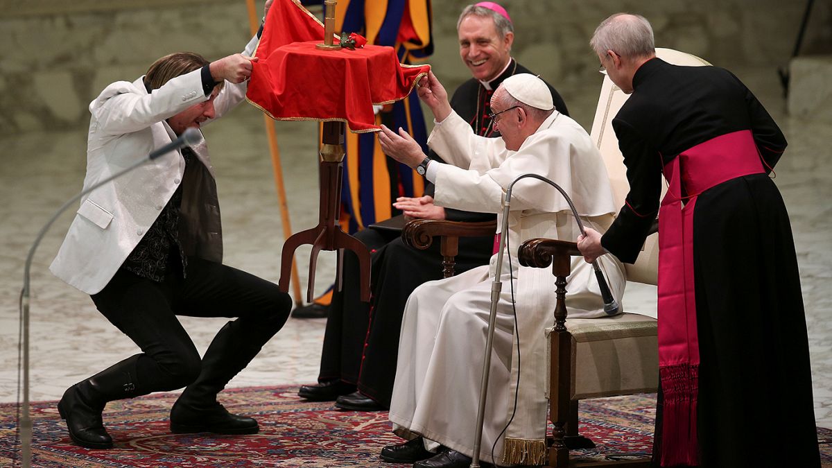 O Papa Francisco assiste ao circo durante a semana de audiências no Vaticano.
