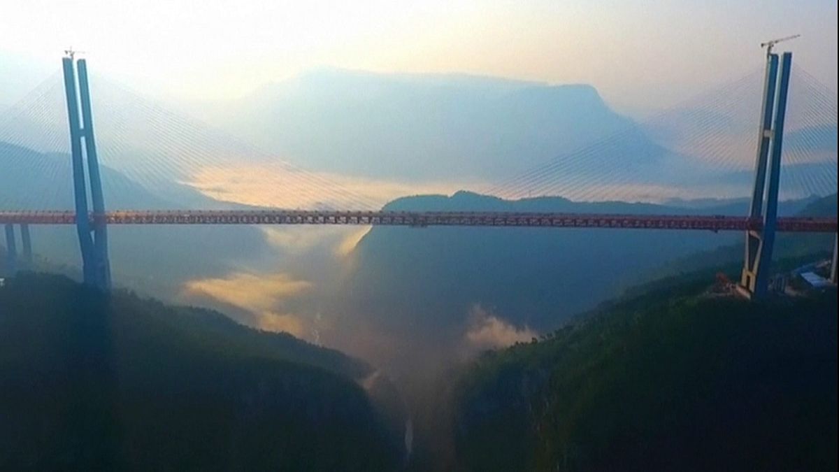 Dünyanın en yüksek köprüsü Çin'de hizmete girdi