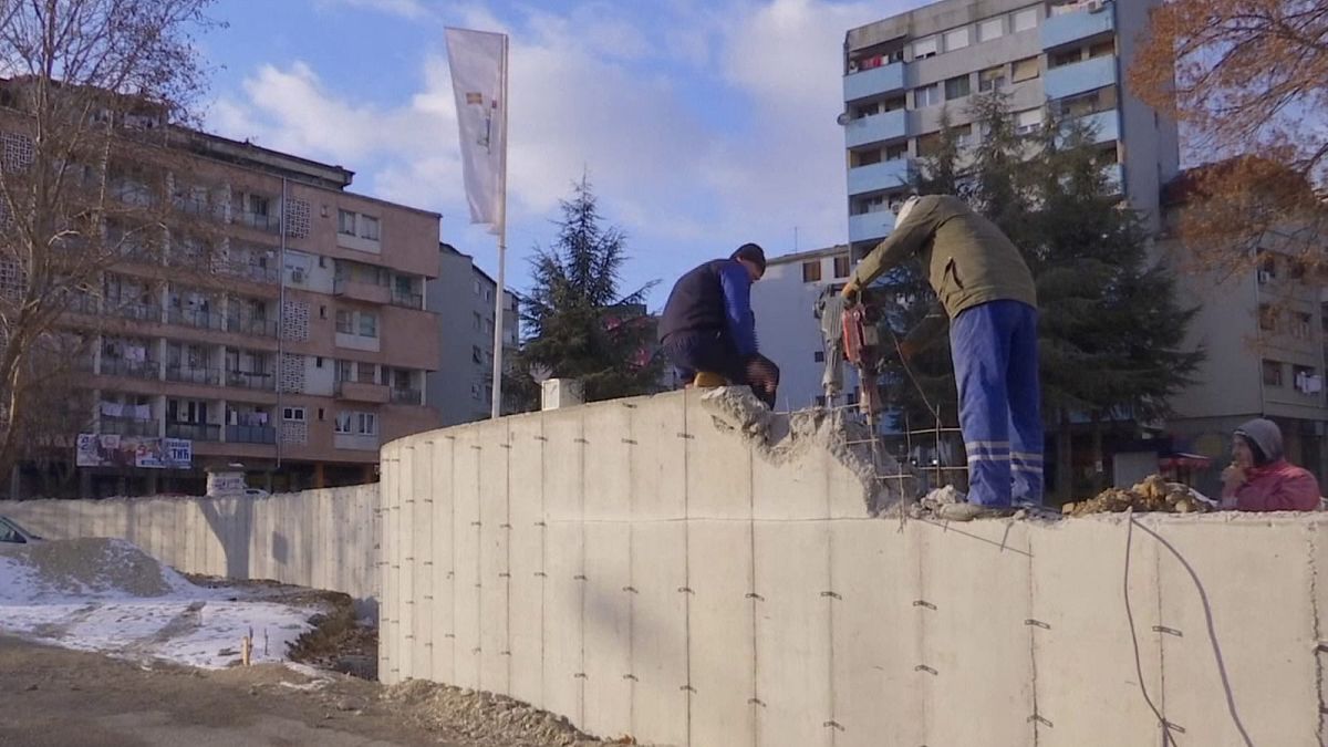 آغاز تخریب دیوار «جدایی» در شهر میتروویکا در کوزوو