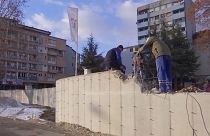 Κατεδαφίζεται το τείχος στη Μιτρόβιτσα με απόφαση της Πρίστινας