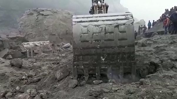 Índia: Dezenas de mineiros soterrados em mina de carvão Índia: Dezenas de mineiros soterrados em mina de carvão