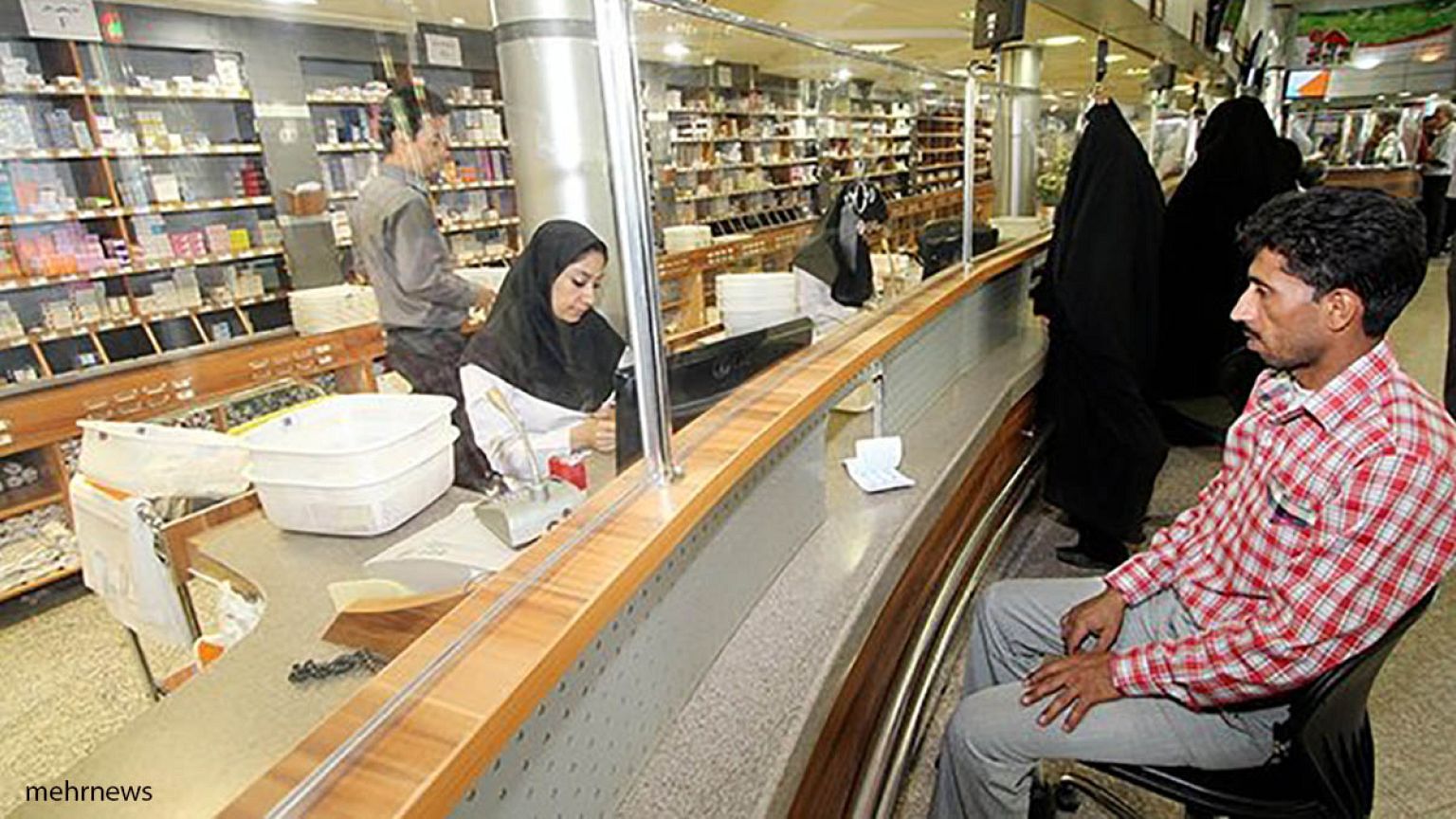 هر خانواده ایرانی سالانه ۲۰۰ دلار هزینه دارو پرداخت می‌کند