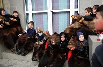 Новогодний "танец медведей" в Румынии