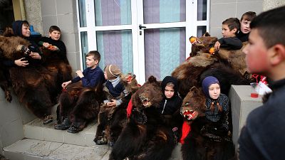 Новогодний "танец медведей" в Румынии