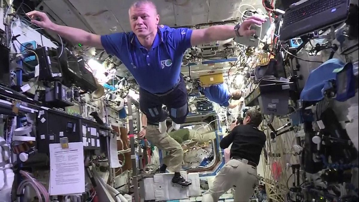 طاقم محطة الفضاء الدولية يتحدى عارضات الأزياء في ال"ثبات"