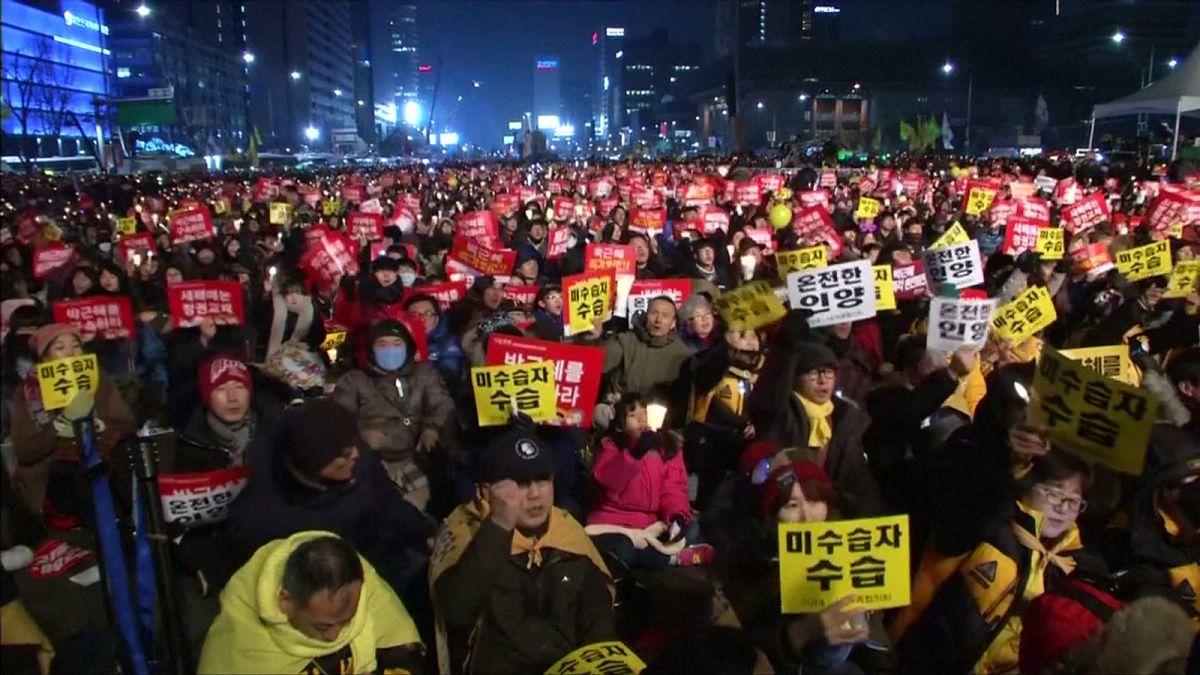 Szilveszterkor is a koreai elnök lemondásáért tüntettek