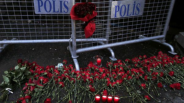 Massacro a Istanbul: le autorità smentiscono assalitori vestiti da Babbo Natale Massacro a Istanbul: le autorità smentiscono assalitori vestiti da Babbo Natale