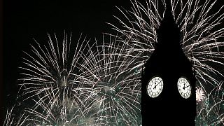 Mundo celebra o Ano Novo com explosões de côr e luz