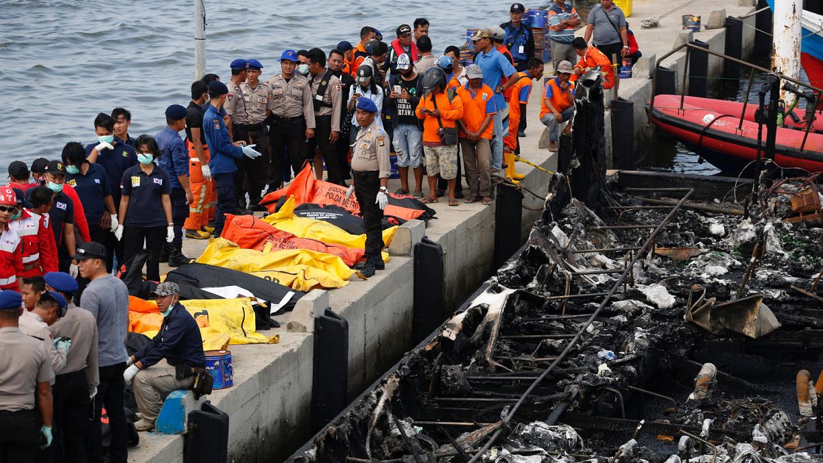 آتش گرفتن کشتی در اندونزی جان ۲۳ نفر را گرفت
