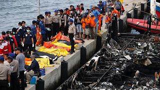 Tragedia a bordo de un ferry en llamas en Indonesia