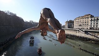 Neujahrsspringen in Rom: Von der Brücke in den Tiber