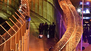 İspanya-Fas sınırında kaçak göçmenler tel örgülerde yakalandı